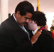 Seit seine heimat venezuela am boden ist, wird er nicht mehr nur heftig geliebt, sondern auch hart kritisiert. Gustavo Dudamel Und Nicolas Maduro Ende Einer Affare Welt