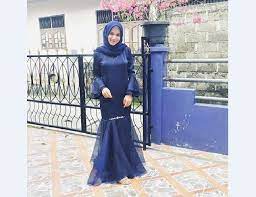 Ada yang gaya santai, hijab, resmi, non hijab dan masih banyak lagi. Model Kebaya Muslim Duyung Berlengan Terompet Navy Kebaya Muslim Model Pakaian Gaun Untuk Acara
