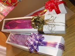 Cajas Para Rosas Con Ventana Y Monos Decorativos Cajas De Regalo Decoradas Manualidades Arreglos Florales