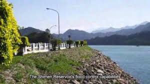 一般的形成方法是在 河流 的中上流建造 堤壩 ，河水把河谷淹沒後便形成水庫。. çŸ³é–€æ°´åº«ç°¡ä»‹ è‹±æ–‡å­—å¹•2 å°ˆæ¥­ç‰ˆ çŸ³é–€æ°´åº«è‹±æ–‡