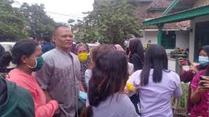 Ya allah yang mamih kenal selama ini, akang orang baik banget, banyak. Usai Melayat Kang Pipit Warga Berfoto Dengan Pemain Sinetron Preman Pensiun Bagian 1