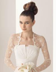 Puede ser de manga corta, manga larga o sin mangas y se fabrica en una gran variedad de materiales que van desde los más abrigados como la lana hasta los más ligeros como el raso. Bolero Para Novia En Gippur Vestidos De Novia Novios Vestidos De Fiesta