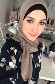 Walaupun tudung mempunyai pelbagai jenis, namun tidak semua sesuai memakai tudung berikutan ia juga bergantung pada bentuk muka si pemakai. Cara Memakai Tudung Mengikut Bentuk Wajah Anda Mybaju Blog