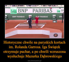 See more ideas about iga, french open, roland garros. Historyczne Chwile Na Paryskich Kortach Im Rolanda Garrosa Iga Swiatek Otrzymuje Puchar A Po Chwili Wzruszona Wysluchuje Mazurka Dabrowskiego Demotywatory Pl