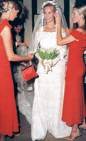 Claudia Schiffer Y Matthew Vaughn El Vestido De La Novia Fue Disenado Por Valentino Schiff Celebrity Bride Celebrity Wedding Photos Celebrity Wedding Dresses