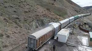 Kereta api gumarang mampu membawa kurang lebih 550 penumpang dari kelas eksekutif, bisnis, maupun ekonomi dan fasilitas yang tersedia di kereta api gumarang menggunakan empat jenis lokomotif, yaitu cc201, cc203, cc204, dan cc206. Karaismailoglu Menjelaskan Tindakan Dan Praktik Yang Diambil Pada Jalur Kereta Api