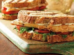 Knuspriges Hahnchenbrust Panini Mit Tomate Und Rucola Rezepte Knuspriges Hahnchen Lebensmittel Essen