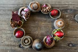 Eicheln und kastanien haben an sich selbst ein sehr attraktives natürliches aussehen, sodass sie als separates deko element dienen können. Diy Kleine Herbstkranze Aus Eicheln Zapfen Und Hagebutten Leelah Loves