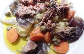 Nella nostra ricetta abbiamo bollito i moscardini in acqua bollente con sedano, carota, cipolla e aglio, così da insaporirlo al meglio. Insalata Di Avanzi Di Lesso E Verdure Cotte Trucchi Di Casa