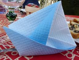Des serviettes adoptant une forme en accord avec votre thème ! Pliage De Serviette De Table En Forme De Bateau De Voilier Realiser Un Voilier Avec Une Serviette En Papier L Art Du Pliage De Serviettes De Table Decoration De Table Recettes De Cuisine Et