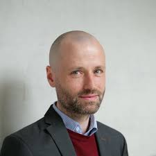 Countertenor Simon Heerze (Amsterdam, 2002) began his career with Bach and  other baroque, but quickly developed into a versatile singer with interests  ranging from Claudio Monteverdi to contemporary music. Simon's contemporary  music