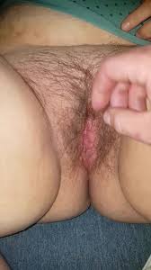 Haarige Muschi streicheln