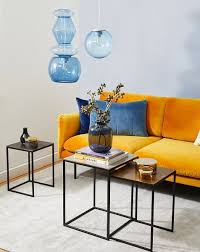 Ecco Come Funziona Il Look Cool 70s Nel Design D Interni Si Riafferma Lo Stile Degli Anni 70 Tor Divano Giallo Tavolino Da Caffe Idee Per Decorare La Casa
