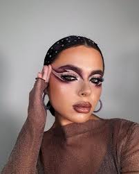 Serving graphic drama with a touch of glitter ⚡️💜 #throwback #makeup  #makeupartist #makeuplooks #makeuptutorial #trending #love #mua #eyeshadow  #eyeliner