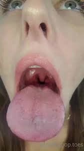 Tootsiepopt long tongue and uvula - ThisVid.com