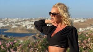 Το γνωστό μοντέλο και τηλεπερσόνα τζούλια nova σε μία συνέντευξη εκ βαθέων μιλάει για την κατάθλιψη που πέρασε στο παρελθόν και πώς την ξεπέρασε για τον. Tzoylia Noba Einai Egkyos Sto Prwto Ths Paidi