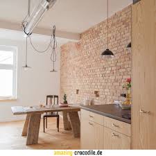 Diese Kuche Aus Hellem Holz Im Industrial Style Besticht Vor Allem Mit Der Sorgfaltig Freigelegten Backsteinwa Kuche Umgestalten Kuche Verschonern Kuche Planen