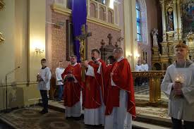 Liturgia wielkiego piątku w kościele katolickim jest upamiętnieniem męki pańskiej i śmierci jezusa chrystusa na krzyżu. Liturgia Wielkiego Piatku Sanktuarium Matki Bozej Milosierdzia W Piekoszowie