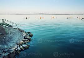 Het balatonmeer is één van de belangrijkste toeristische trekpleisters van hongarije en wordt ook wel de hongaarse zee genoemd. Balatonmeer Hongarije 822334 Stockfoto