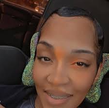 Can someone refer me to a bomb pixie stylist 🙂