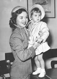 Temple has the distinction of being the first academy juvenile award recipient in 1934. Shirley Temples Ganzer Stolz Die Schauspielerin War Mutter