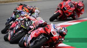 Pembalap aprilia, lorenzo savadori langsung memanaskan persaingan dengan mengisi posisi terdepan. Tfrnzq Ldyf4em