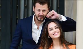 Kazara aşk oyuncuları ümit i̇brahim kantarcılar, sude zülal güler, sadi celil cengiz ve burak tamdoğan olurken koliba filmin yapımcılığını üstleneceği kazara aşk dizisi yaz sezonunda star tv ekranlarında olacak. Kazara Ask Dizisi Tam Kadrosu Ve Hikayesi