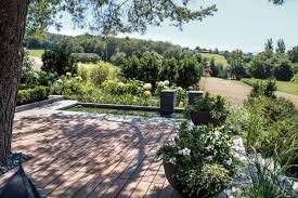Ein Garten Mit Viel Wasser Ein Brunnen Mit Zwei Kubischen Speiern Und Ein Schwimmteich Auf Der Unteren Ebene Des Gartens Garten Schwimmteich Wasser Im Garten