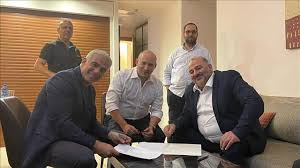 הבוקר אמרו בגוש השינוי כי נתניהו ואנשיו הם שלוחצים על רע״מ להקשיח עמדות סביב חוק קמיניץ ולדרוש את ביטולו בחקיקה, בידיעה שבנט לעולם לא יסכים לזה. 5 Mc0dg1iwgfhm