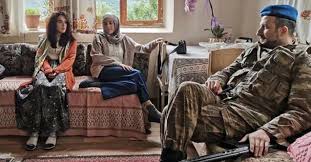 Netflix'te yayınlanan bir başkadır dizisi başarısıyla gündem konusu oldu. Nihal Yalcin Rolu Oyku Karayel E Verilince Sinirlendi