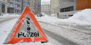 Im bayerischen warngau schaufeln anwohner sc. Schnee Bringt Unfalle Stau Und Viel Arbeit Stadt Sg Ch