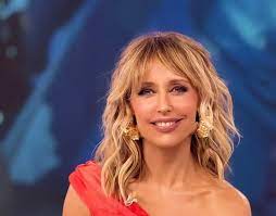 Emma García pierde los papeles en directo ante los comentarios de una invitada a 'Fiesta': "Vete a la mierda"