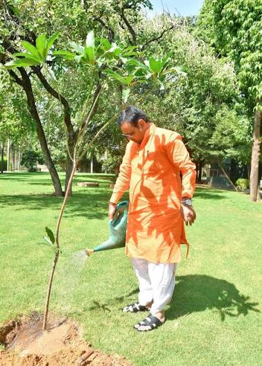 मुख्यमंत्री श्री भजनलाल शर्मा ने मुख्यमंत्री निवास पर 'एक पेड़-मां के नाम' अभियान के अंतर्गत, आम के पौधों का रोपण कर, पर्यावरण संरक्षण का ...
