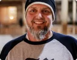 Chris Hutt's Instagram, Twitter & Facebook