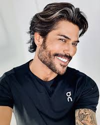 Chegar aos 50 com leveza, autoestima e um aspecto saudável não é apenas  sorte — é também cuidado, escolha e confiança em mãos certas. Com a Dra.  Carolina Perillo, a dermatologia se