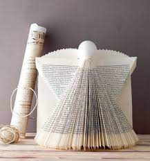 Wer einen engel aus papier basteln möchte, benötigt dazu zwei blatt, einmal 15 cm *20 cm und einmal 20 cm * 20cm. 33 Christmas Ideen Bucher Falten Basteln Mit Buchseiten Bucher Falten Engel