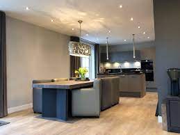 open keuken met subtiele kleuren en prachtige lampen als aanvulling op de spotjes woonwinkel open keuken lampen