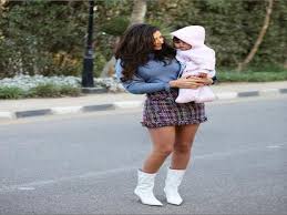 تصدرت الفنانة مي عمر مؤشر البحث على جوجل، صباح اليوم الخميس، بعد نشر صور بناتها من الحجر الصحي بالمنزل. Ù…ÙŠ Ø¹Ù…Ø± ØªÙ†Ø´Ø± ØµÙˆØ±Ø© Ø¬Ø¯ÙŠØ¯Ø© Ù„Ù€ Ø³ÙŠÙ„ÙŠÙ† Ø¹Ù„Ù‰ Ø¥Ù†Ø³ØªØ¬Ø±Ø§Ù… Ù…ØµØ±Ø§ÙˆÙ‰