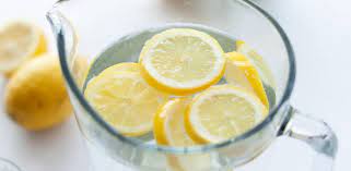 Zeama de lamaie este ideala pentru tenul gras, pentru ca te scapa de excesul de sebum, insa nu exagera cu acest tratament naturist, deoarece poate sa sensibilizeze pielea cu o alta varianta este sa amestecati bicarbonat de sodiu si suc de lamaie in parti egale si sa aplicati aceasta masca pe fata. Lamaia Beneficii Proprietati Utilizare Sfaturimedicale Ro