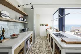 Une Maison De Bord De Mer Baignee De Lumiere Madame Decore Renovation Cuisine Cuisine Loft Maison De Plage