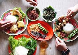 Kamu mungkin sering menjumpai menu satu ini di bogor ya, sobat tiket. 15 Rumah Makan Sunda Di Bandung Yang Enak Banget
