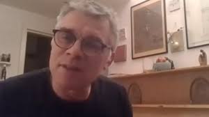 Testo, video ufficiale e accordi del nuovo singolo completamente dei thegiornalisti. Imparare Due Accordi Di Chitarra Per Iniziare A Suonare Corriere Tv