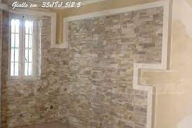 Le pareti in pietra di questa moderna abitazione sono state realizzate utilizzando una pietra la decorazione delle facciate delle abitazioni, con l'uso di marmi, pietre o mattoni, si è evoluta nei secoli passando attraverso i vari stili architettonici. Listelli Per Rivestimenti In Pietra Naturale