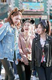 Guess who's the cute shortest! This Picture Between The Girls And Girls Generation Sooyoung Taken At An Amusement Park Red Velvet Joy Red Velvet Seulgi Red Velvet Irene