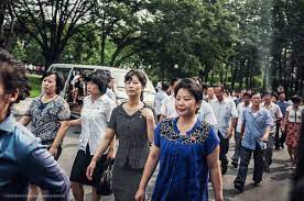 Sedih banget geng, banyak masyarakat di korea utara memetik rumput untuk dikonsumsi akibat kemiskinan yang merajalela. 25 Foto Ini Menguak Kehidupan Sehari Hari Di Korea Utara