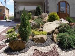 Steinbeet Vorgarten Steingarten Felsen Koniferen Splitt Farben Formkante Jpg 750 562 Front Yard Landscaping Backyard Garden Design Outdoor Gardens