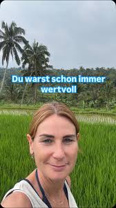 „ Du warst schon immer wertvoll, auch wenn du nichts geleistet hast“☝️, Wir  wachsen in einer Welt auf, die uns lehrt:, „Sei fleißig. Sei stark. Sei  besser.“, Lob gab’s, wenn wir funktioniert haben., ...