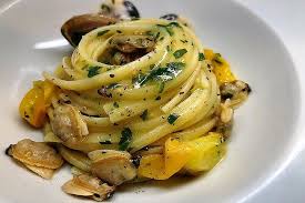 Gli spaghetti alle vongole e pomodorini, sono un primo piatto di pesce tipico della cucina napoletana, variante rossa dei classici spaghetti alle vongole. Pasta Vongole E Pomodorini La Ricetta Per Primi Piatti Gustosi
