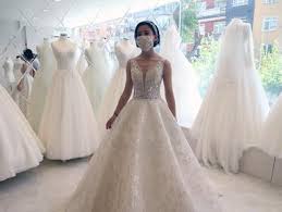 Untuk jas dony, calon suaminya. Gambar Gaun Pengantin
