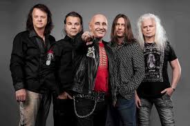 Furcsaságait már nagyjából megszokta az ország, hiszen az edda frontembere évek óta könyékig nyúlkál a. Koronavirus Gyanu Az Eddaban Pataky Attila Korhazba Kerult